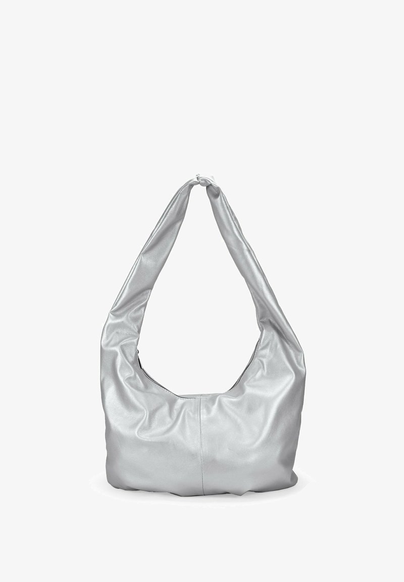 Bolso hobo de cuero plateado con un cuerpo suave y redondeado, una sola correa de hombro trenzada y textura lisa. Cuenta con un cierre de cremallera.