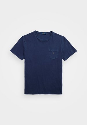 Granatowy t-shirt z krótkim rękawem i okrągłym dekoltem, z kieszenią na piersi z małym haftowanym logo.