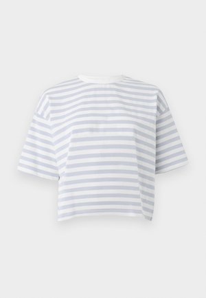 Valge ja helehall horisontaalsete triipudega lühikeste varrukatega lühike T-särk, ümar kaelusega, üheljoonisel taustal.