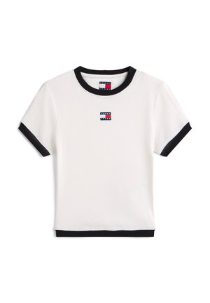 Wit T-shirt met korte mouwen gemaakt van katoen, met zwarte geribbelde kraag en mouwranden, en een klein geborduurd "Tommy Jeans" logo in het midden.