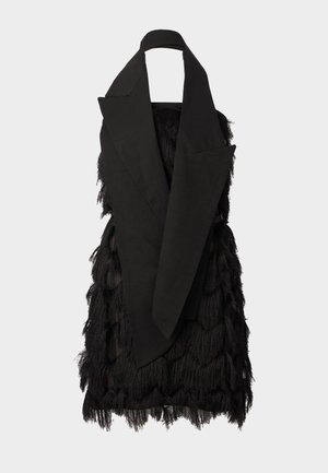 Vestido negro sin mangas con textura de flecos en capas y amplio cuello chal sobredimensionado que se extiende en solapas largas.