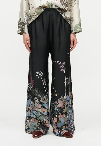Μαύρο παντελόνι με φαρδύ μπατζάκι από λείο ύφασμα, με πολύχρωμο λουλουδάτο τύπωμα στο τελείωμα με περίτεχνη λεπτομέρεια σε διάφορες αποχρώσεις.