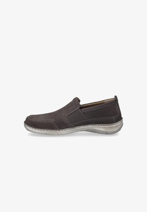 Scarpa slip-on in suede marrone scuro con pannelli elastici laterali, dettagli cuciti e suola in gomma testurizzata. Punta arrotondata e design a profilo basso.
