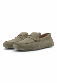 Lys grønne ruskindsloafer med en flad, fleksibel sål. Har en syet moccasin tå og et lille, præget logo på siden.