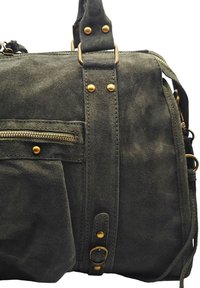 Sac à main en daim vert foncé avec des clous dorés, poche zippée, poignées supérieures et bandoulière réglable.