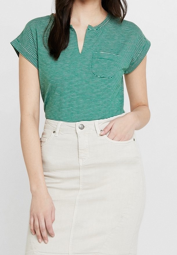 Groen-wit gestreept kort mouwen top met een inkepingkraag en een zak, gecombineerd met een high-waisted, lichtgekleurde denim rok.