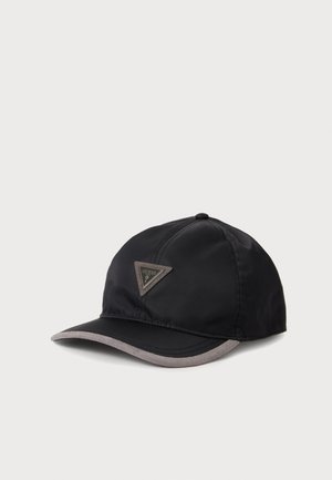 Casquette de baseball noire avec une bordure grise sur la visière et un écusson triangulaire du logo Guess au centre devant.