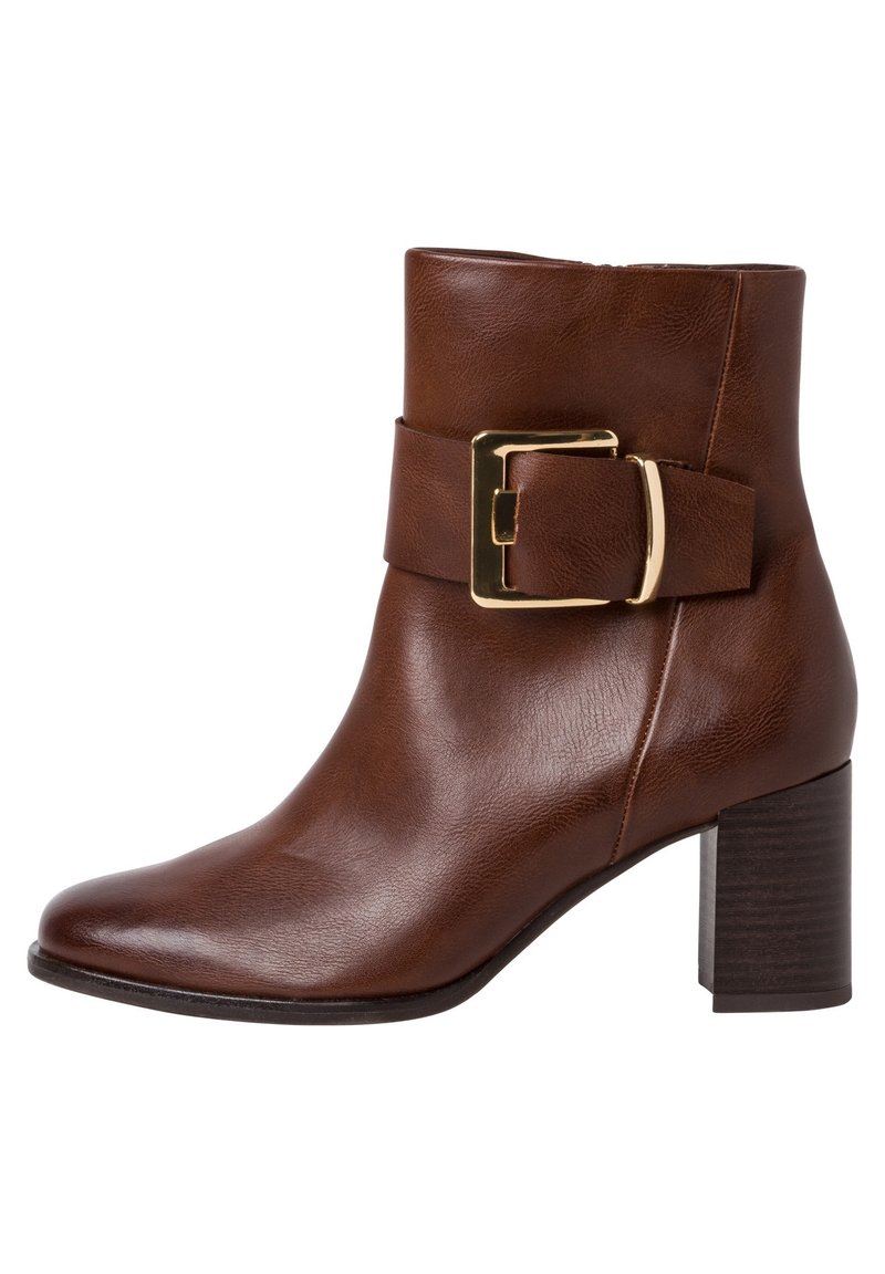 Bottine en cuir marron avec une large sangle et un détail en boucle dorée, dotée d'un talon carré et d'une texture lisse et polie.