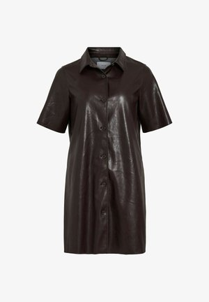 Abito camicia in pelle marrone scuro con bottoni, maniche corte, colletto e una texture lucida. Presenta una chiusura frontale con bottoni e una vestibilità comoda.