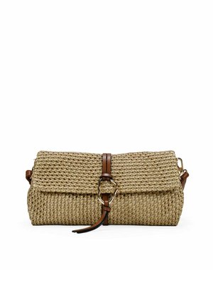 Bolso de mano de paja trenzada con solapa doblada, correa de cuero marrón, hebilla dorada y correa lateral desmontable sobre fondo blanco.