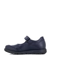 Zapato de cuero azul marino con puntera redondeada, correa ajustable, detalles cosidos y suela de goma texturizada diseñada para comodidad y agarre.