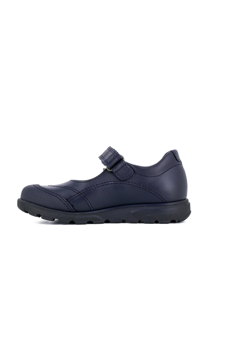 Zapato de cuero azul marino con puntera redondeada, correa ajustable, detalles cosidos y suela de goma texturizada diseñada para comodidad y agarre.