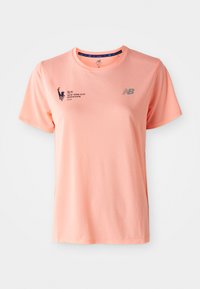 T-shirt de sport rose en tissu respirant. Équipé de manches courtes, d'un col rond et de logos imprimés pour le Marathon de New York 2025.
