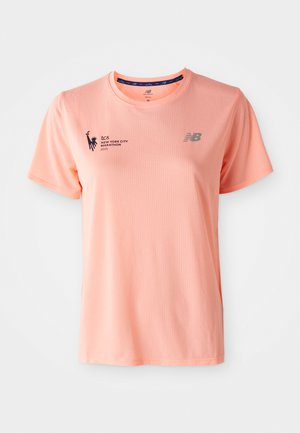 T-shirt de sport rose en tissu respirant. Équipé de manches courtes, d'un col rond et de logos imprimés pour le Marathon de New York 2025.