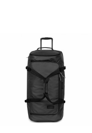 Schwarze Rollreisetasche aus strapazierfähigem Stoff. Verfügt über einen ausziehbaren Griff, verstellbare Riemen und Reißverschlussfächer. Rechteckige Form.