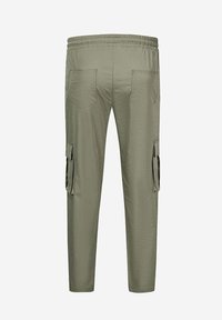 Pantalon cargo vert olive avec une taille élastique, deux poches latérales et deux poches supplémentaires à rabat sur les côtés. Tissu lisse et léger.