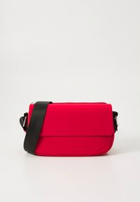 Raudona stačiakampė per petį nešiojama rankinė su atvartėliu, tekstūruota paviršiaus danga ir juodu reguliuojamu dirželiu. Apima siuvinėtą detalizaciją ir magnetinį užsegimą.