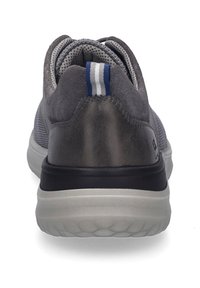 Šedé sportovní boty s vrchní částí z semiše a síťoviny, s kulatou špičkou a měkkou podrážkou. Patní část obsahuje pruhovaný úchyt.