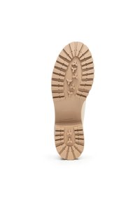 Suela de bota de goma color bronce con profundos surcos y patrones en forma de triángulo; incluye texto de marca y "Hecho en España" grabado en la parte del talón.