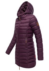 Chaqueta tipo puff en morado oscuro, con capucha, costuras horizontales, dos bolsillos con cremallera y un parche de cuero marrón con la marca en la manga.