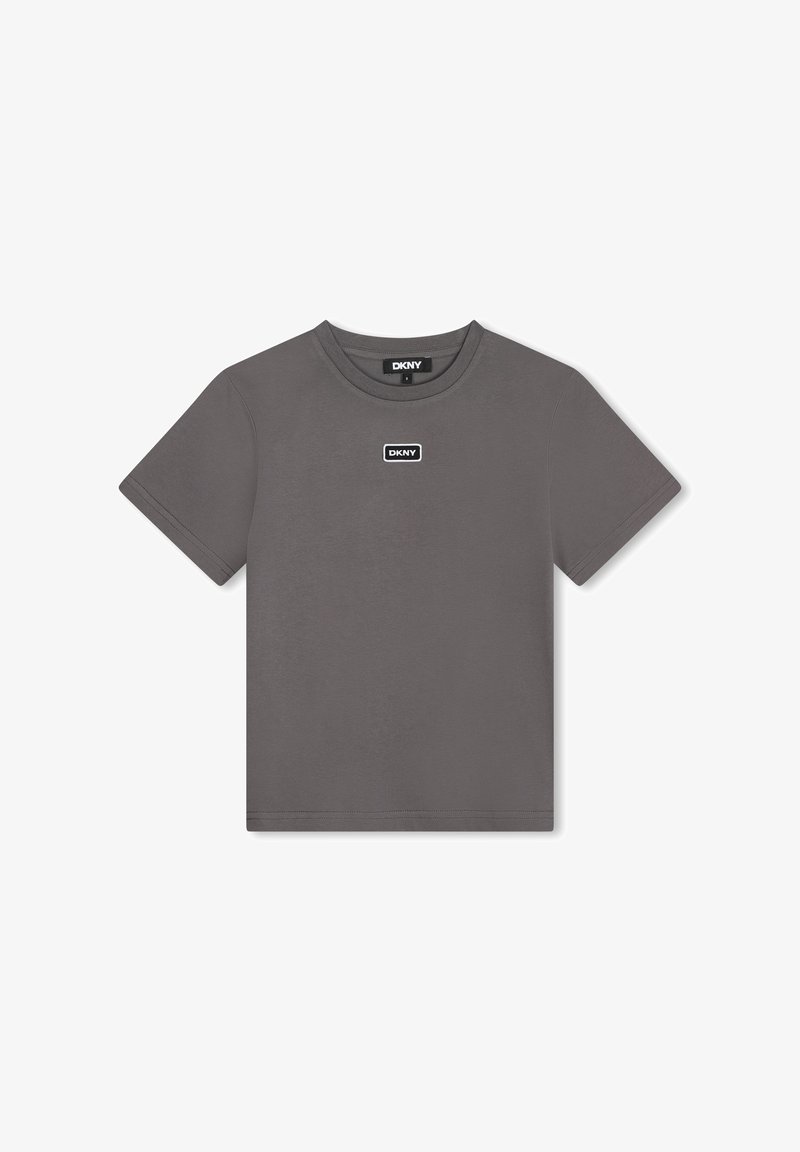 T-shirt gris à manches courtes en tissu doux en mélange de coton, avec un logo DKNY noir rectangulaire sur la poitrine. Design classique à col rond.