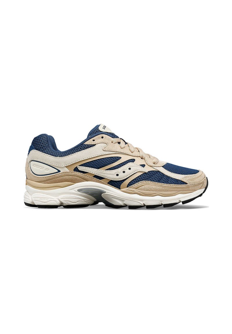 Scarpa da corsa beige e blu navy; tomaia in mesh con sovrapposizioni in suede; suola ammortizzata; design testurizzato; accenti riflettenti vicino ai lacci e al logo.