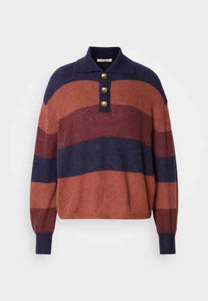 Gestreifter Pullover mit horizontalen Streifen in Marineblau, Ziegelrot und Kastanienbraun. Mit Kragen und drei goldenen Knöpfen sowie gerippten Bündchen.