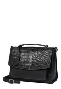 Borsa a tracolla in pelle nera con texture in coccodrillo, dotata di chiusura a patta, tracolla regolabile e etichette con logo. Base liscia con dettagli accurati.