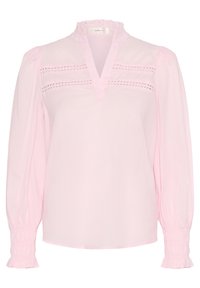 Lys pink skjorte med en flæsekrave, spaltet halsudskæring og indviklede hulmønstre over brystet; lange puffærmer med smockede manchetter.