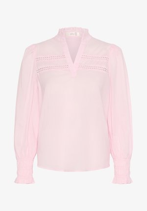 Lys pink skjorte med en flæsekrave, spaltet halsudskæring og indviklede hulmønstre over brystet; lange puffærmer med smockede manchetter.