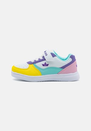 Bunter Sneaker mit weißen, gelben, violetten, hellblauen und pinken Einsätzen. Glatte Lederstruktur mit Klettverschluss und Gummisohle.