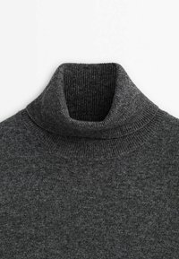 Grauer Rollkragenpullover mit geripptem Kragen und Körper, aus einem weichen, strukturierten Stoff gefertigt, der eine eng anliegende Passform für Wärme bietet.