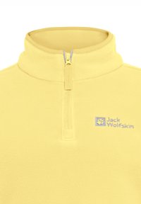 Gele fleece pullover met een hoge kraag en een halve rits. Heeft het "Jack Wolfskin" logo in lichtblauw aan de linkerkant.