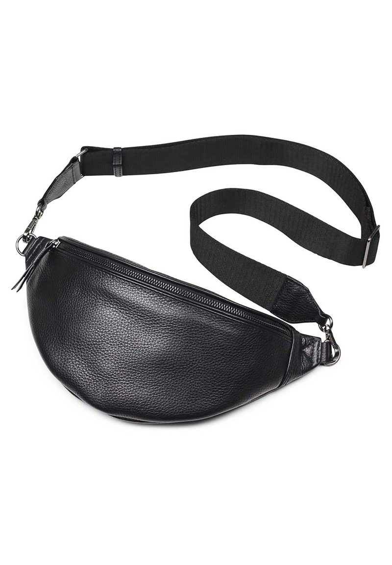 Marsupio in pelle nera dalla forma arrotondata, con chiusura con zip e tracolla in tessuto nero regolabile, con dettagli in metallo.