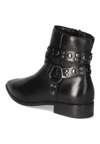 Bota de tobillo de cuero negro con punta redonda y tacón bajo cuadrado. Presenta una correa con tachuelas alrededor del tobillo, añadiendo detalle al diseño.
