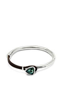 Pulsera de plata con forma irregular, cordón de cuero marrón y acento de gema verde en forma triangular, grabada con el logo de "UNO de 50".