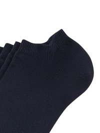 Tamno plave anklet čarape napravljene od mekog materijala, s rebrastim rubom i glatkom teksturom, dizajnirane za udobnost i dobar fit.