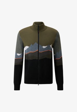 Strickjacke mit Reißverschluss, die ein Berglandschaftsmuster in Grün, Grau und Schwarz zeigt, mit orangefarbenen Akzenten auf den Berggipfeln.
