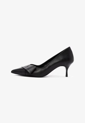 Schwarze Leder-Pumps mit spitzem Zehenbereich, kleinen Schleifendetails an der Vorderseite und einem schmalen, geschwungenen Absatz. Glatte Textur und elegantes Design.