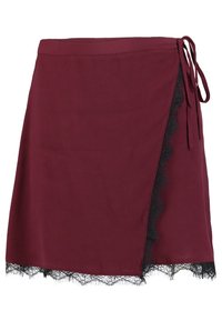 Burgundyröd omslagskjol med knytning, försedd med en svart spetskant längs fållen och en smidig tygtextur.