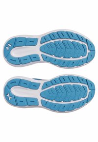 Blå och vita atletiska skosulor med strukturerade mönster och spår för grepp. Har Under Armour-logotypen på hälen.