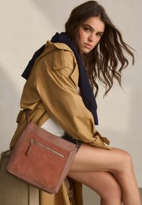 Next POCKET MESSENGER - REGULAR FIT - Rankinė per petį - pink