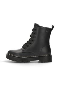 Botas negras de cuero hasta el tobillo con puntera redonda, diseño de cordones, suelas de gran agarre y costuras blancas en contraste. Incluye una pestaña lateral para facilitar el calzado.