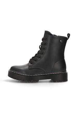 Botas negras de cuero hasta el tobillo con puntera redonda, diseño de cordones, suelas de gran agarre y costuras blancas en contraste. Incluye una pestaña lateral para facilitar el calzado.