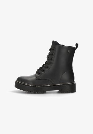 Botas negras de cuero hasta el tobillo con puntera redonda, diseño de cordones, suelas de gran agarre y costuras blancas en contraste. Incluye una pestaña lateral para facilitar el calzado.