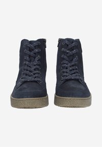 Blaue Wildleder-Hochtop-Sneaker mit strukturierten grauen Gummisohlen und dunkelblauen gemusterten Schnürsenkeln. Seitliche Reißverschlüsse für einen einfachen Einstieg.