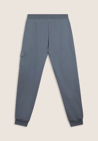 Pantalons de survêtement gris en tissu doux, avec une taille élastique, des chevilles fuselées et une poche cargo sur le côté. Texture lisse.