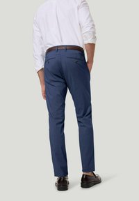 Marineblaue Hose aus einem strukturierten Stoff mit schlanker Passform, zwei Gesäßtaschen und einem braunen Ledergürtel.