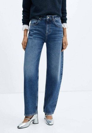 Højtaljede, vide blå denim jeans med en glat tekstur og subtil falming, parret med skinnende sølv block-heel sko.