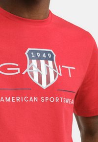 GANT REG ARCHIVE SHIELD - T-shirt print - ruby red